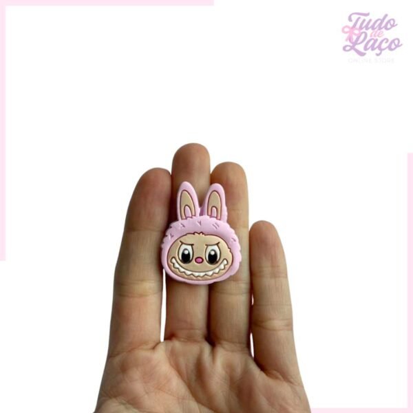 APLIQUE EMBORRACHADO LABUBU ROSA - 3CM (1 UNIDADE)