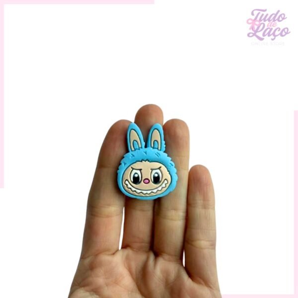 APLIQUE EMBORRACHADO LABUBU AZUL - 3CM (1 UNIDADE)