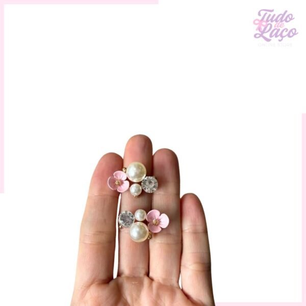 APLIQUE METAL C/STRASS, PÉROLAS E FLOR ROSA - 2 CM (2 UNIDADES)