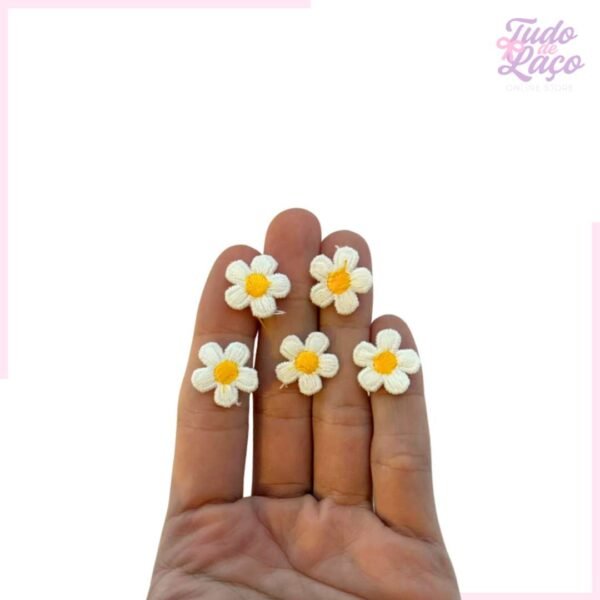 MINI FLOR BORDADA BRANCA - 1,5CM (10 UNIDADES)