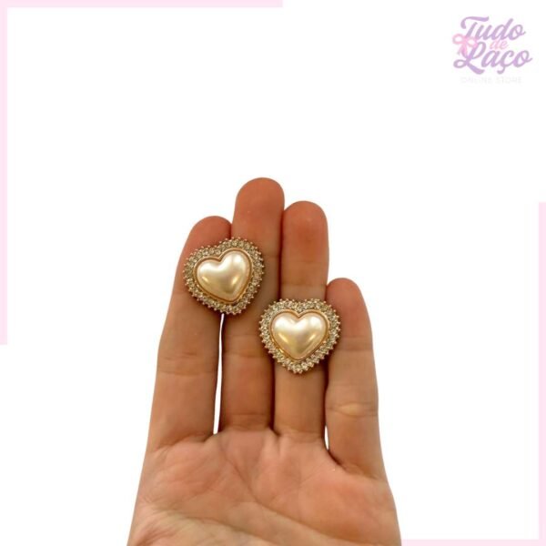 APLIQUE CORAÇÃO G C/PÉROLA E STRASS - 2,5CM (2 UNIDADES)