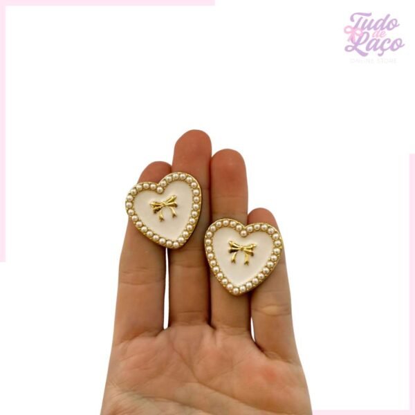 APLIQUE CORAÇÃO BRANCO C/ LAÇO E PÉROLAS - 3CM (2 UNIDADES)