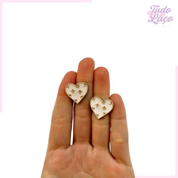 APLIQUE CORAÇÃO BRANCO DE GRIFE - 2CM (2 UNIDADES)