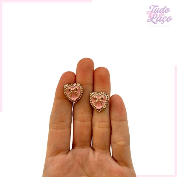 APLIQUE CORAÇÃO ROSA C/LAÇO DOURADO - 1,6CM (2 UNIDADES)