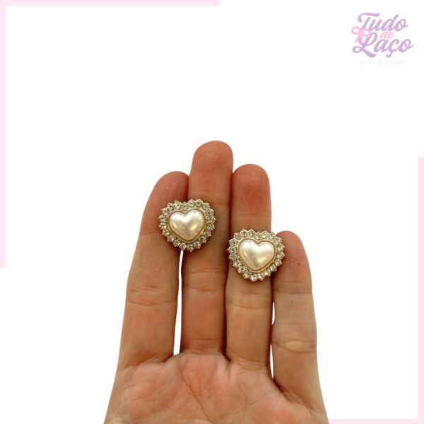 APLIQUE CORAÇÃO P C/PÉROLA E STRASS - 2CM (2 UNIDADES)
