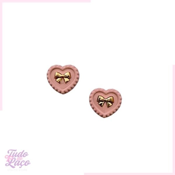 APLIQUE CORAÇÃO ROSA C/ LAÇO DOURADO - 2,7CM (2 UNIDADES)