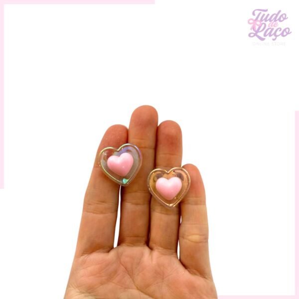 APLIQUE CORAÇÃO IRISADO COM CORAÇÃO ROSA - 2,2CM (2 UNIDADES)