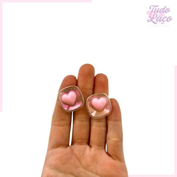 APLIQUE QUADRADO IRISADO COM CORAÇÃO ROSA - 2,2CM (2 UNIDADES)