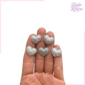APLIQUE MINI CORAÇÃO PRATA C/ GLITTER (5 UNIDADES)