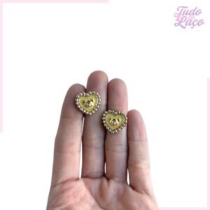 APLIQUE AMARELO MINI CORAÇÃO COM URSO - 1,5 CM (2 UNIDADES)