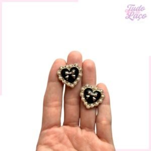 APLIQUE CHATON CORAÇÃO PRETO COM LAÇO E BORDA PÉROLA - 2,5CM (2 UNIDADES)