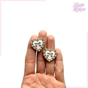 APLIQUE CHATON CORAÇÃO BRANCO COM LAÇO E BORDA PÉROLA - 2,5CM (2 UNIDADES)