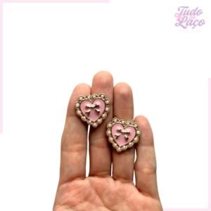 APLIQUE CHATON CORAÇÃO ROSA COM LAÇO E BORDA PÉROLA - 2,5CM (2 UNIDADES)