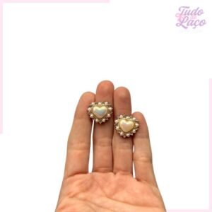 APLIQUE CORAÇÃO P C/ BORDA PÉROLA E STRASS - 2CM (2 UNIDADES)