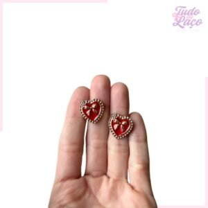 APLIQUE CHATON VERMELHO CORAÇÃO P C/LAÇO - 2CM (2 UNIDADES)