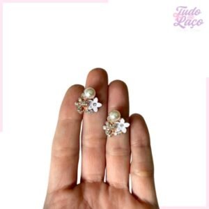 APLIQUE METAL TRABALHADO COM PÉROLA E STRASS - 2CM (2 UNIDADES)